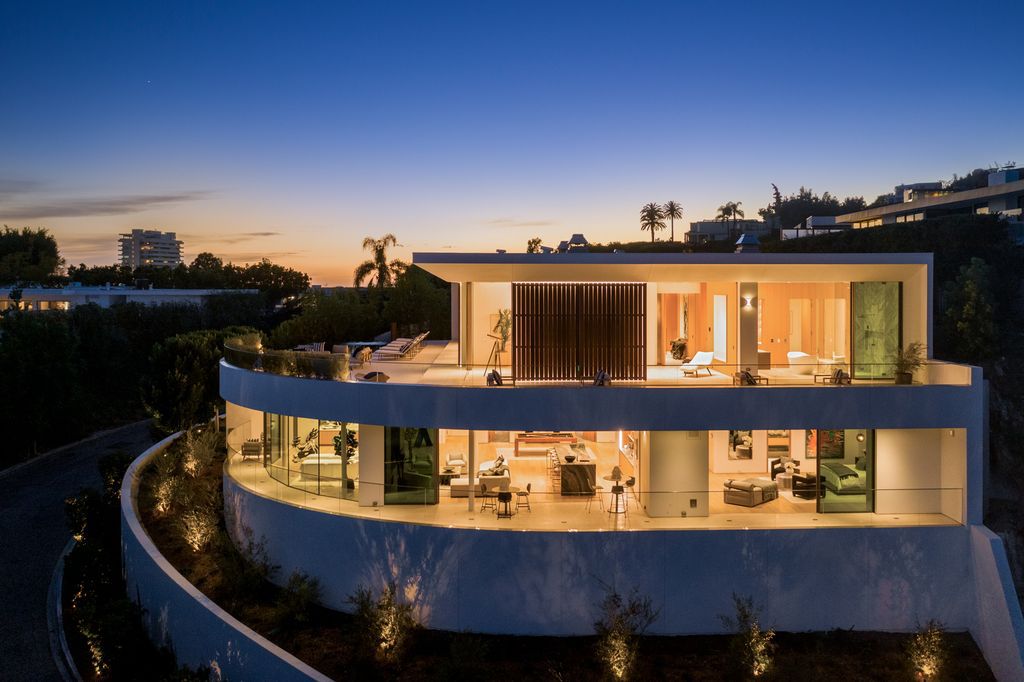 The Hollywood Hills Mansion is an amenity-rich entertainer’s paradise within walking distance to the iconic Sunset Strip now available for sale. This home located at 1422 Devlin Dr, Los Angeles, California; offering 6 bedrooms and 10 bathrooms with over 10,000 square feet of living spaces.