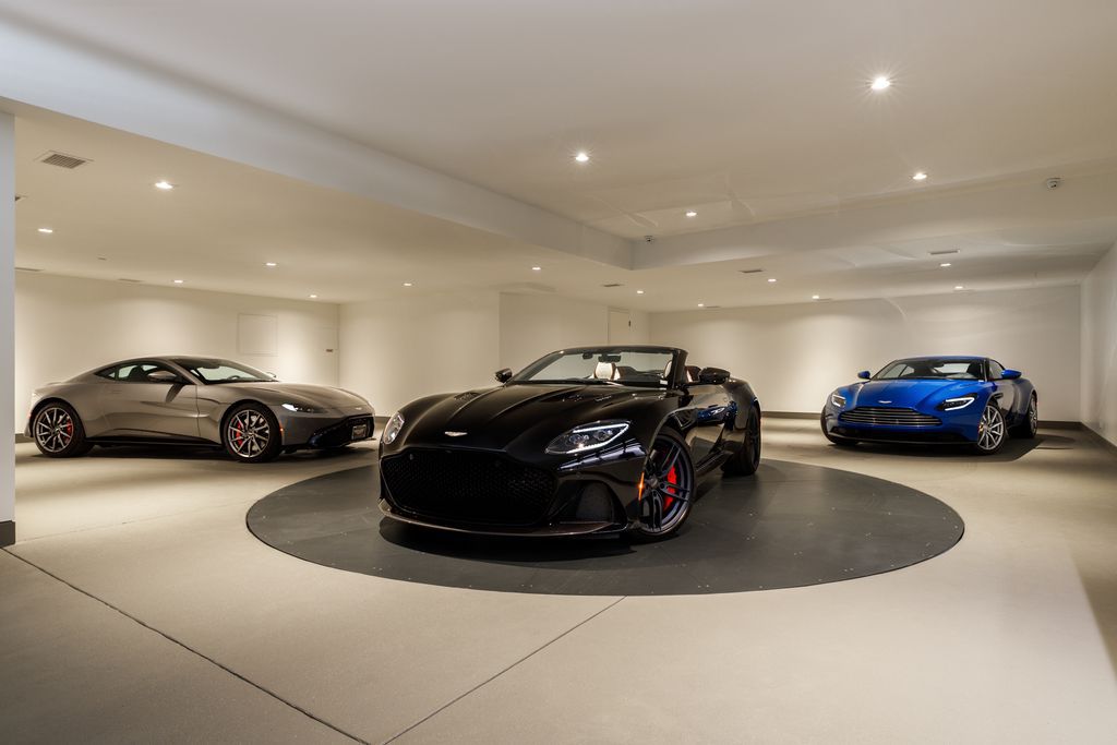 The Hollywood Hills Mansion is an amenity-rich entertainer’s paradise within walking distance to the iconic Sunset Strip now available for sale. This home located at 1422 Devlin Dr, Los Angeles, California; offering 6 bedrooms and 10 bathrooms with over 10,000 square feet of living spaces.