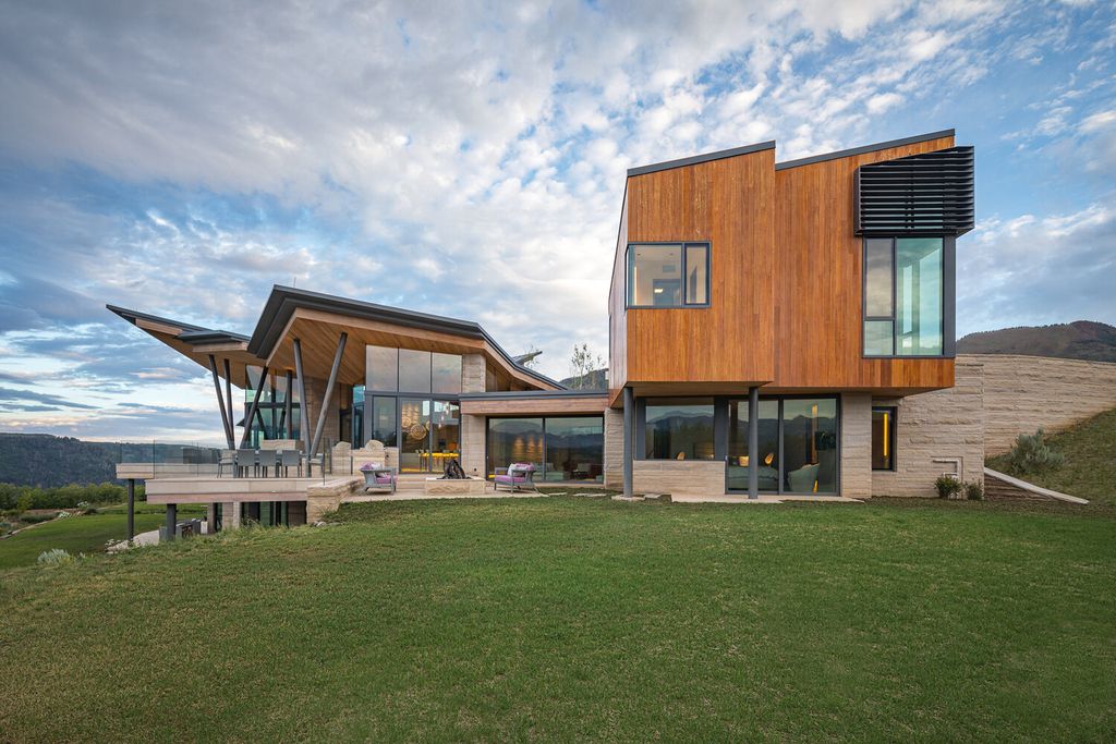 The Colorado Mansion is a modern architectural masterpiece is perched on a point featuring thrilling views of Telluride's most dramatic peaks now available for sale. This home located at 296 Gray Head Ln, Telluride, Colorado; offering 6 bedrooms and 10 bathrooms with over 11,800 square feet of living spaces.