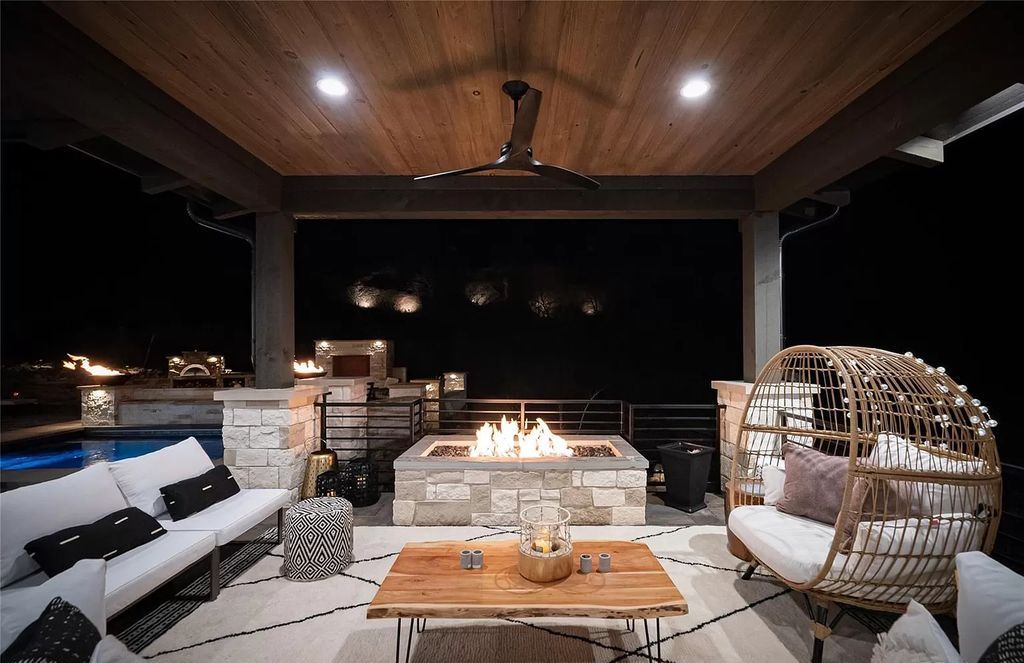 The Modern Farmhouse in Colorado is beautifully designed to maximize the expansive landscape set amidst the iconic Red Rocks now available for sale. This home located at 10655 Leonardo Pl, Littleton, Colorado; offering 4 bedrooms and 6 bathrooms with over 5,800 square feet of living spaces.