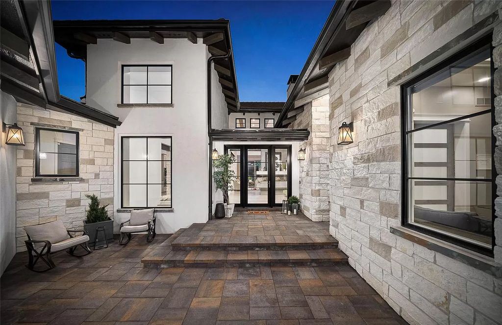 The Modern Farmhouse in Colorado is beautifully designed to maximize the expansive landscape set amidst the iconic Red Rocks now available for sale. This home located at 10655 Leonardo Pl, Littleton, Colorado; offering 4 bedrooms and 6 bathrooms with over 5,800 square feet of living spaces.