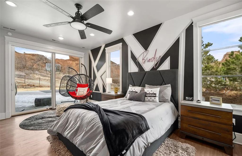 The Modern Farmhouse in Colorado is beautifully designed to maximize the expansive landscape set amidst the iconic Red Rocks now available for sale. This home located at 10655 Leonardo Pl, Littleton, Colorado; offering 4 bedrooms and 6 bathrooms with over 5,800 square feet of living spaces.
