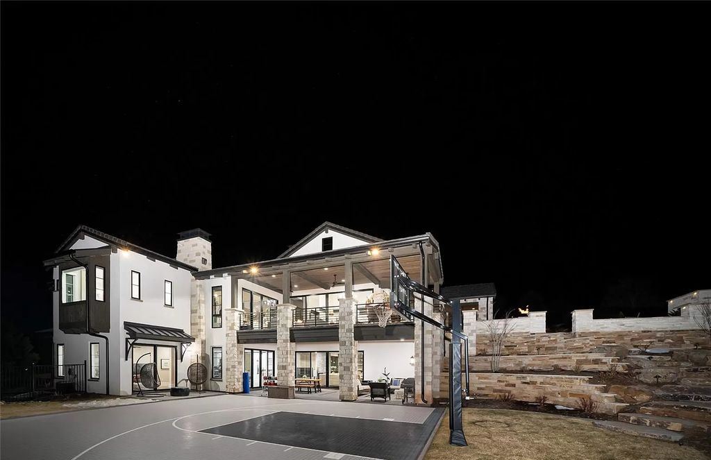 The Modern Farmhouse in Colorado is beautifully designed to maximize the expansive landscape set amidst the iconic Red Rocks now available for sale. This home located at 10655 Leonardo Pl, Littleton, Colorado; offering 4 bedrooms and 6 bathrooms with over 5,800 square feet of living spaces.