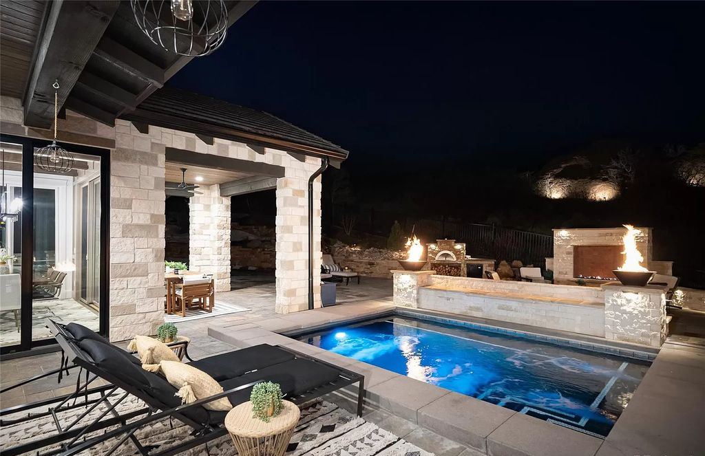 The Modern Farmhouse in Colorado is beautifully designed to maximize the expansive landscape set amidst the iconic Red Rocks now available for sale. This home located at 10655 Leonardo Pl, Littleton, Colorado; offering 4 bedrooms and 6 bathrooms with over 5,800 square feet of living spaces.