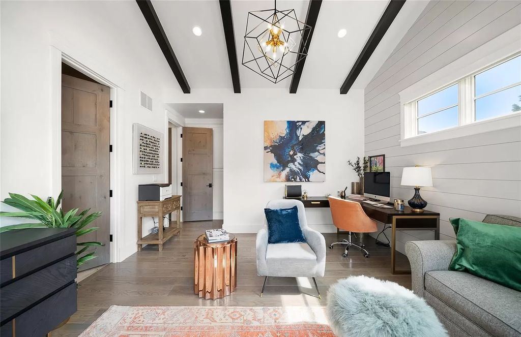 The Modern Farmhouse in Colorado is beautifully designed to maximize the expansive landscape set amidst the iconic Red Rocks now available for sale. This home located at 10655 Leonardo Pl, Littleton, Colorado; offering 4 bedrooms and 6 bathrooms with over 5,800 square feet of living spaces.