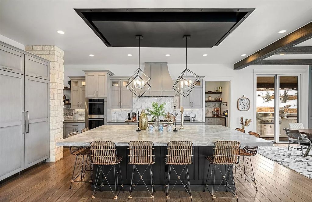The Modern Farmhouse in Colorado is beautifully designed to maximize the expansive landscape set amidst the iconic Red Rocks now available for sale. This home located at 10655 Leonardo Pl, Littleton, Colorado; offering 4 bedrooms and 6 bathrooms with over 5,800 square feet of living spaces.