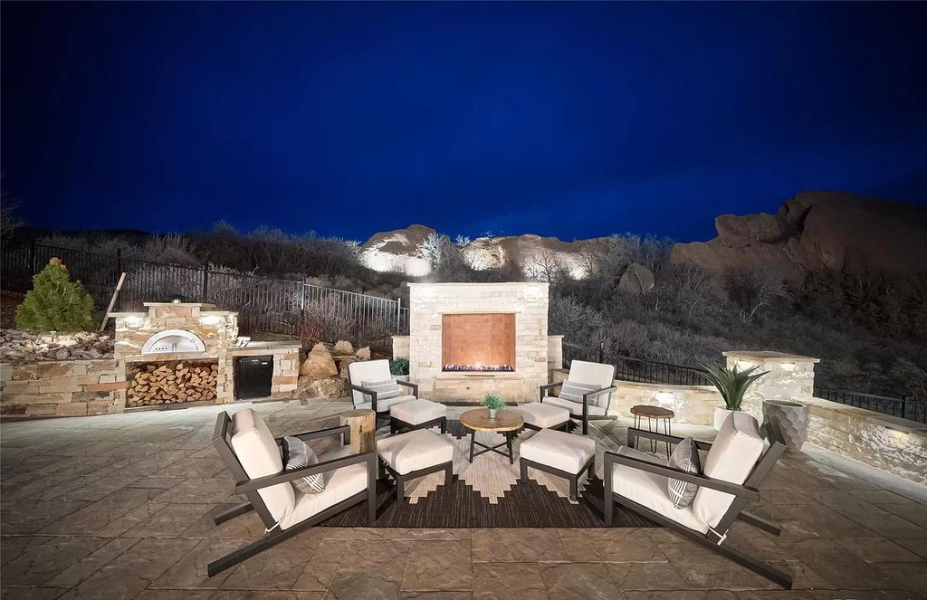 The Modern Farmhouse in Colorado is beautifully designed to maximize the expansive landscape set amidst the iconic Red Rocks now available for sale. This home located at 10655 Leonardo Pl, Littleton, Colorado; offering 4 bedrooms and 6 bathrooms with over 5,800 square feet of living spaces.