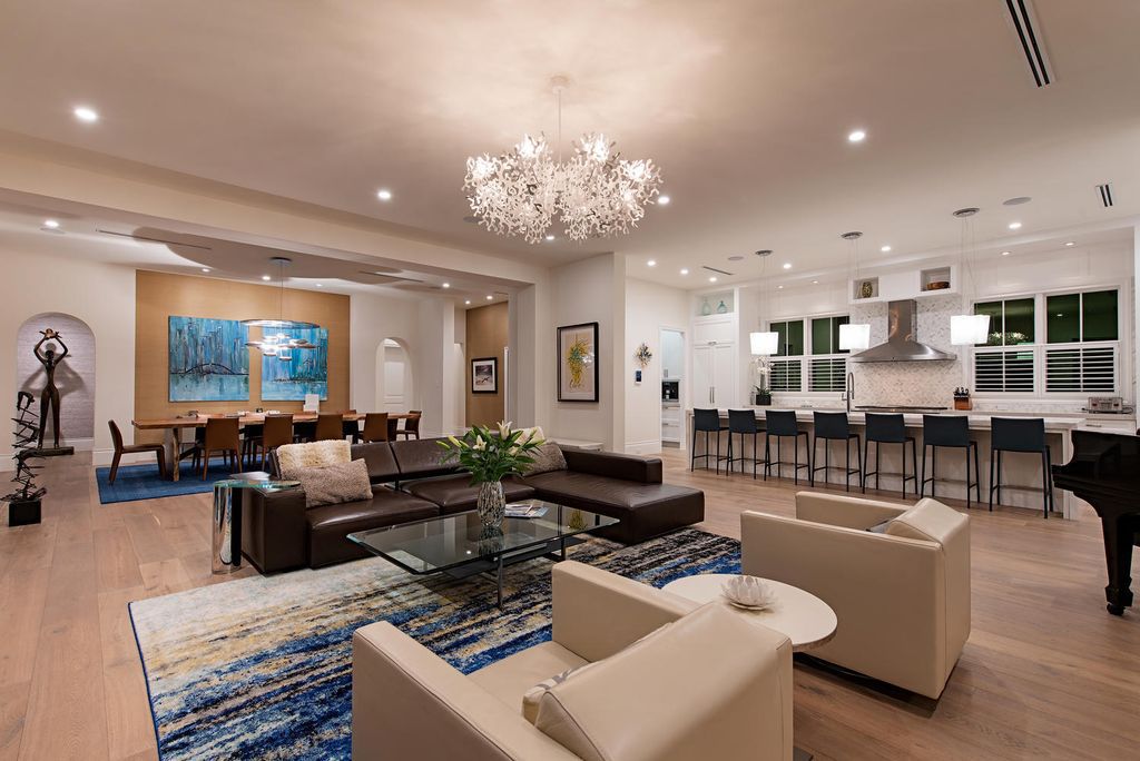 Classic Floridian style home situated at the heart of Old Naples Florida 12