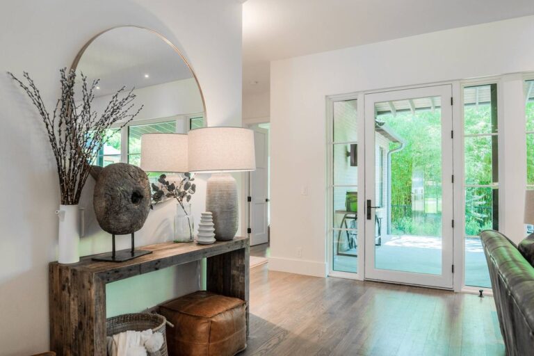 Gorgeous interiors of Lakewood Modern Home by Urbanology Designs ...