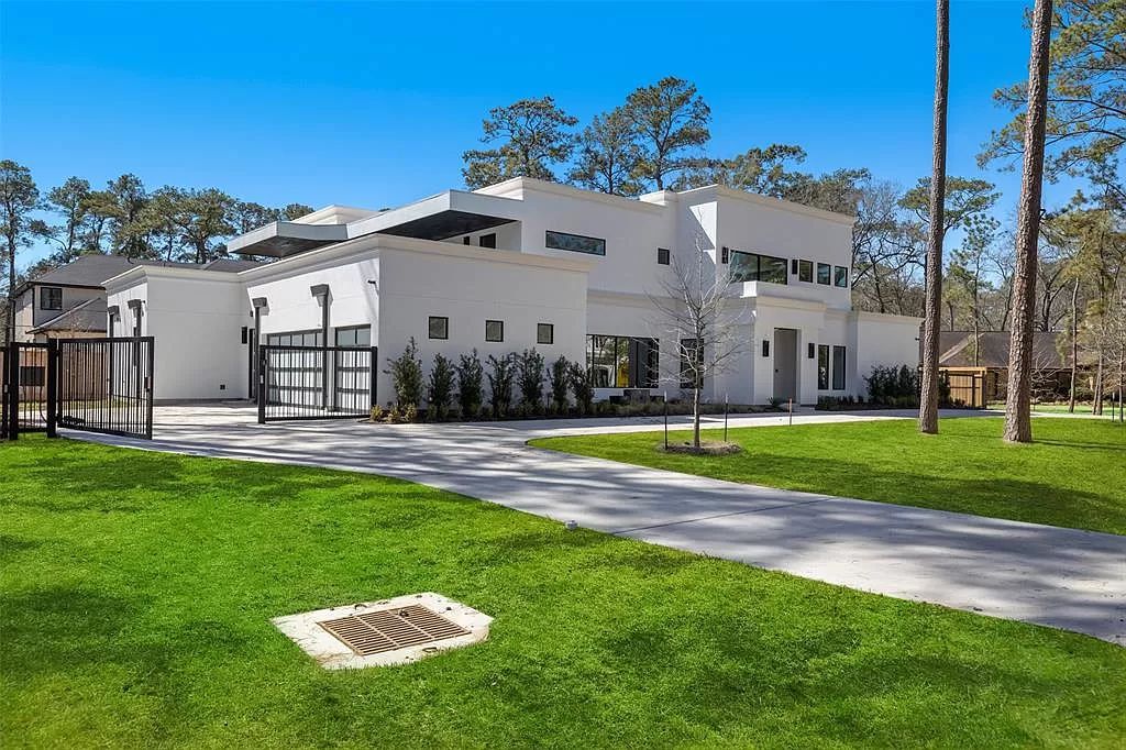 The Home in Houston built by famed Capital Builders is a bold exploration of an immersive indoor-outdoor floor plan now available for sale. This home located at 3 Concord Cir, Houston, Texas; offering 5 bedrooms and 5 bathrooms with over 7,400 square feet of living spaces.