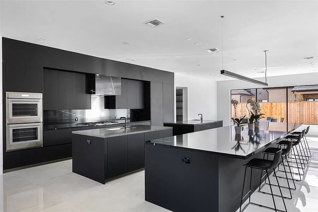 The Home in Houston built by famed Capital Builders is a bold exploration of an immersive indoor-outdoor floor plan now available for sale. This home located at 3 Concord Cir, Houston, Texas; offering 5 bedrooms and 5 bathrooms with over 7,400 square feet of living spaces.