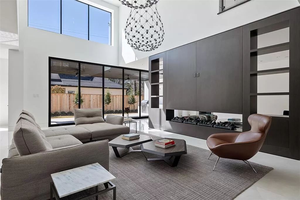 The Home in Houston built by famed Capital Builders is a bold exploration of an immersive indoor-outdoor floor plan now available for sale. This home located at 3 Concord Cir, Houston, Texas; offering 5 bedrooms and 5 bathrooms with over 7,400 square feet of living spaces.