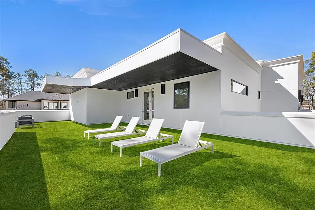 The Home in Houston built by famed Capital Builders is a bold exploration of an immersive indoor-outdoor floor plan now available for sale. This home located at 3 Concord Cir, Houston, Texas; offering 5 bedrooms and 5 bathrooms with over 7,400 square feet of living spaces.