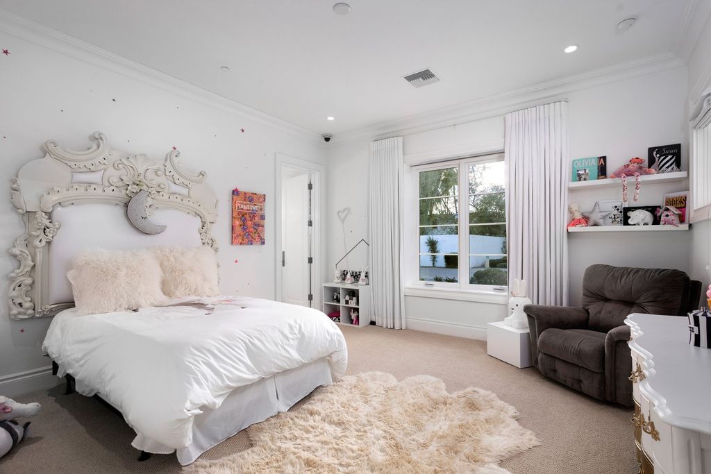 The Scottsdale Home is a exclusive privately gated estate with Camelback Mountain views and first class timeless finishes now available for sale. This home located at 6426 E Exeter Blvd, Scottsdale, Arizona; offering 4 bedrooms and 7 bathrooms with over 7,600 square feet of living spaces.