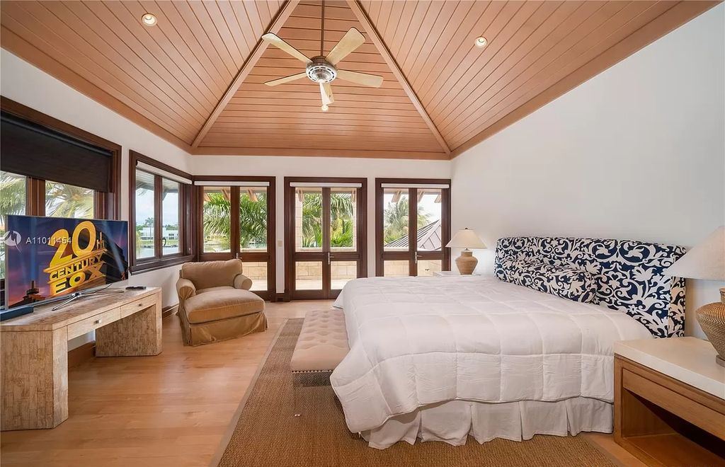 The Miami Waterfront Home is an outstanding residence offers total privacy and stunning water views with oversized pool now available for sale. This home located at 400 S Mashta Dr, Key Biscayne, Florida; offering 6 bedrooms and 7 bathrooms with over 8,200 square feet of living spaces