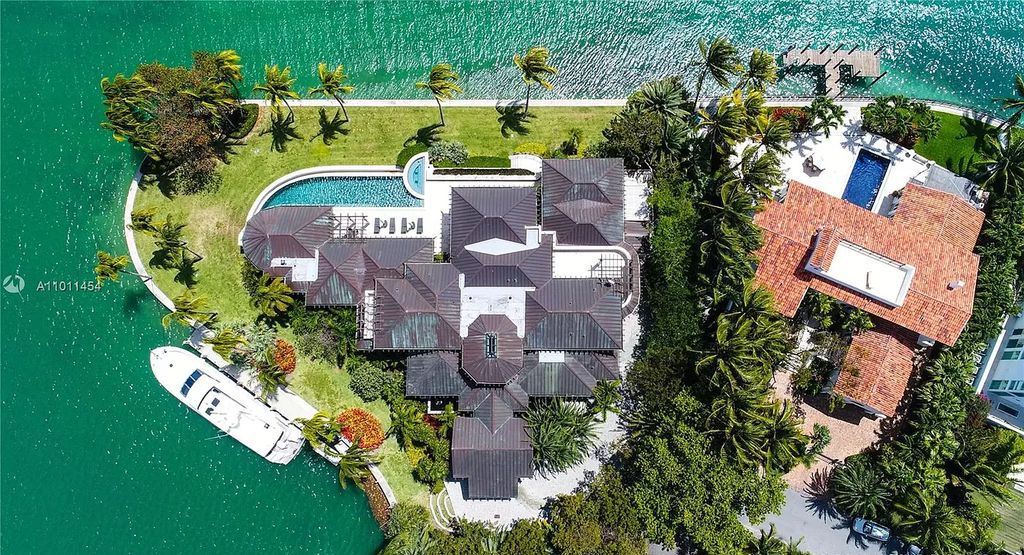The Miami Waterfront Home is an outstanding residence offers total privacy and stunning water views with oversized pool now available for sale. This home located at 400 S Mashta Dr, Key Biscayne, Florida; offering 6 bedrooms and 7 bathrooms with over 8,200 square feet of living spaces