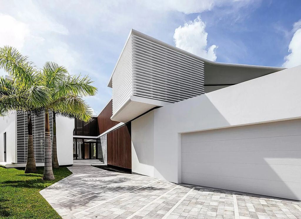 The Miami Beach Home is a new residence designed by world design star Achille Salvagni with a 90 ft infinity pool and private boat dock now available for sale. This home located at 810 Lakeview Dr, Miami Beach, Florida; offering 7 bedrooms and 7 bathrooms with over 7,900 square feet of living spaces.