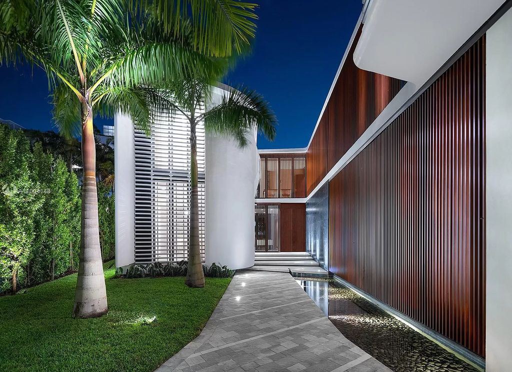 The Miami Beach Home is a new residence designed by world design star Achille Salvagni with a 90 ft infinity pool and private boat dock now available for sale. This home located at 810 Lakeview Dr, Miami Beach, Florida; offering 7 bedrooms and 7 bathrooms with over 7,900 square feet of living spaces.