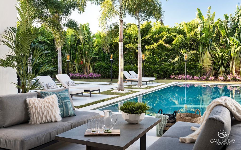 The Contemporary Home is perfectly complemented by lush mature tropical landscaping in the heart of Pelican Bay now available for sale. This home located at 810 Bentwood Dr, Naples, Florida; offering 4 bedrooms and 6 bathrooms with over 4,600 square feet of living spaces.