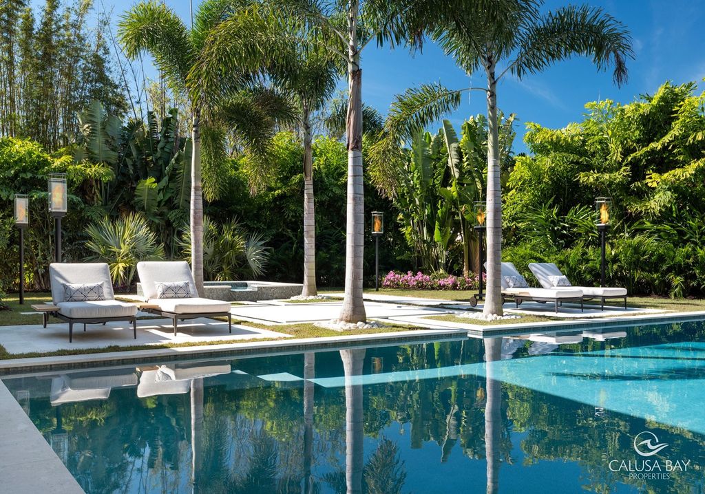 The Contemporary Home is perfectly complemented by lush mature tropical landscaping in the heart of Pelican Bay now available for sale. This home located at 810 Bentwood Dr, Naples, Florida; offering 4 bedrooms and 6 bathrooms with over 4,600 square feet of living spaces.