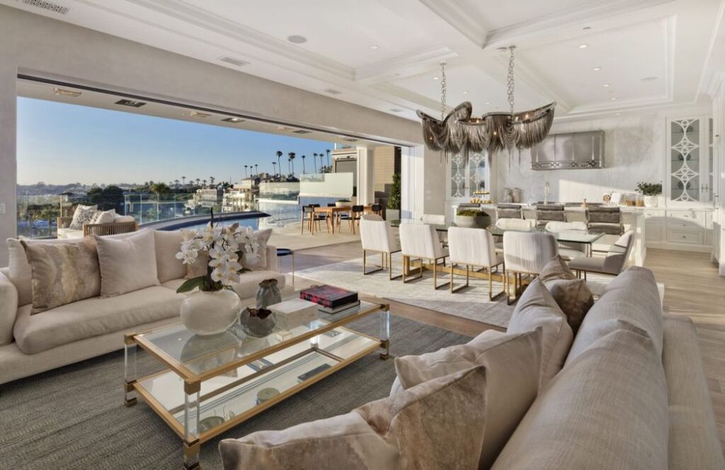 Uncompromising stylish home in California with views of the Pacific Ocean