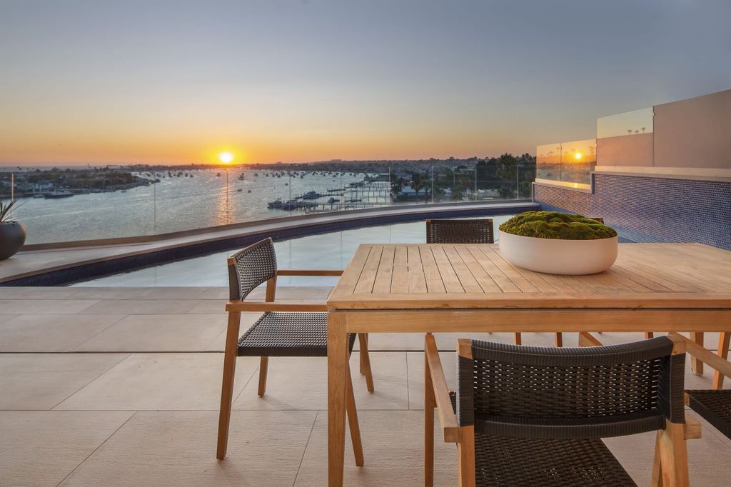 Uncompromising stylish home in California with views of the Pacific Ocean