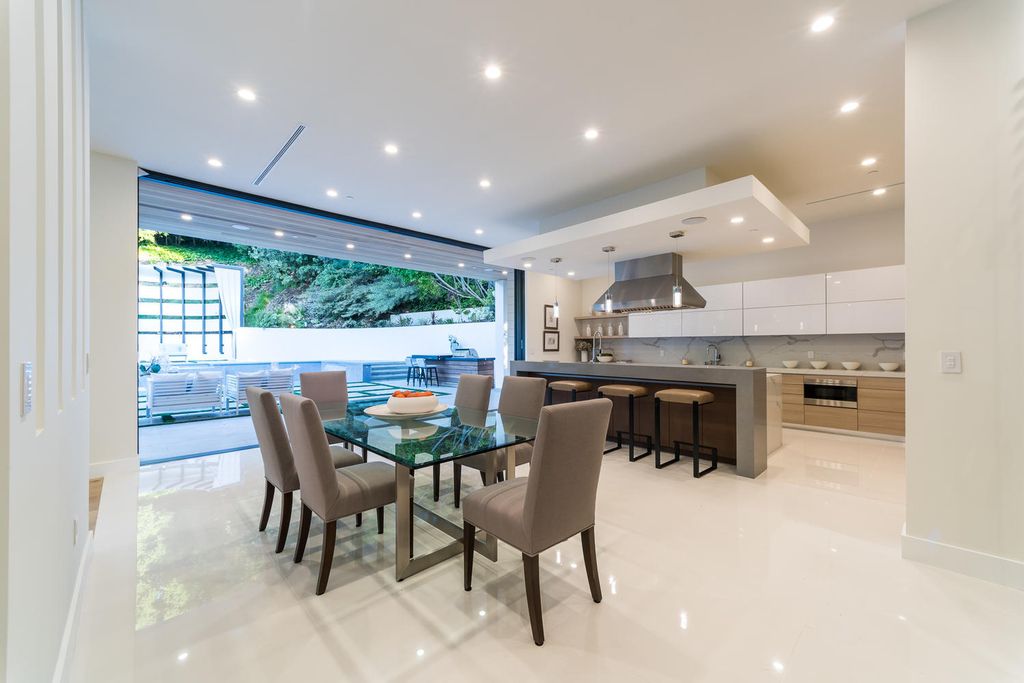 A Magnificent Luxury Home in Encino with Impeccable Design listed for 5900000 18