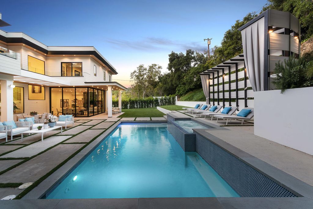 A Magnificent Luxury Home in Encino with Impeccable Design listed for 5900000 2