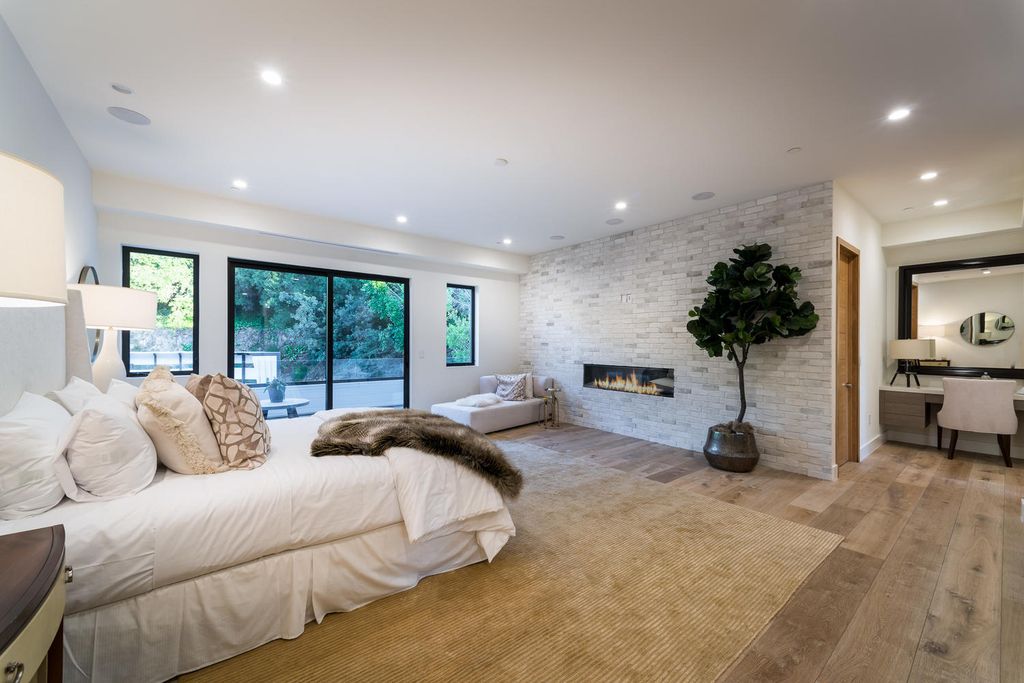 A Magnificent Luxury Home in Encino with Impeccable Design listed for 5900000 26