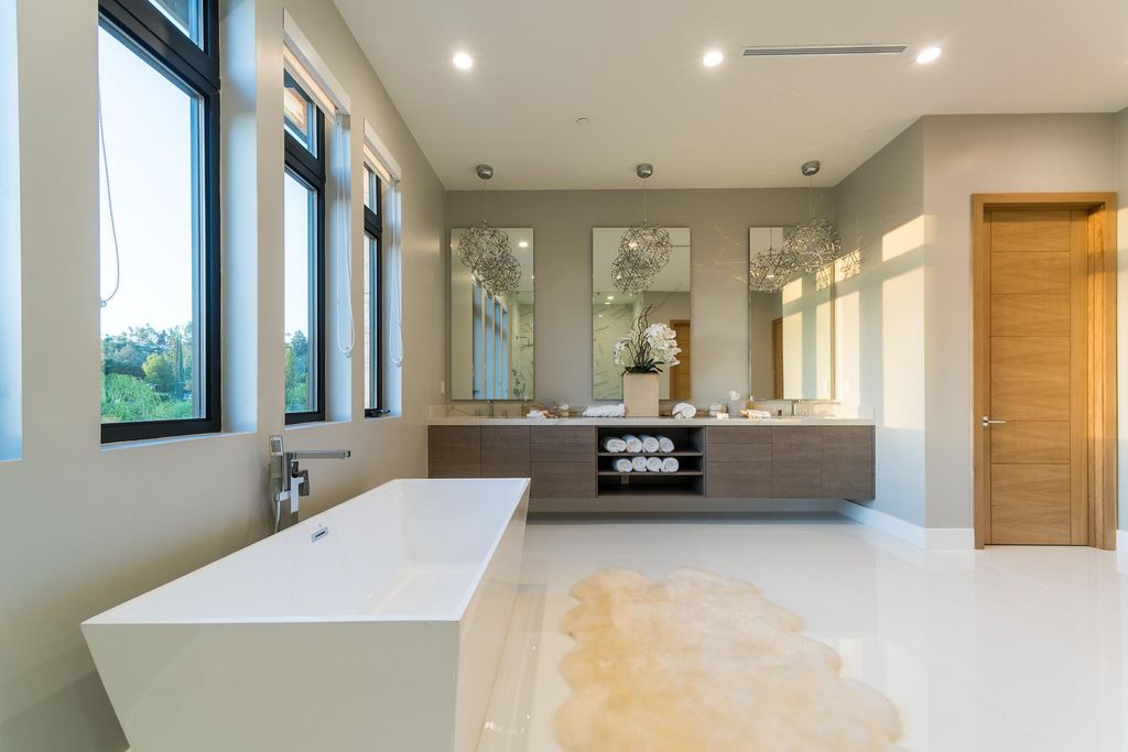 A Magnificent Luxury Home in Encino with Impeccable Design listed for 5900000 28