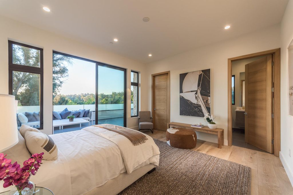 A Magnificent Luxury Home in Encino with Impeccable Design listed for 5900000 30