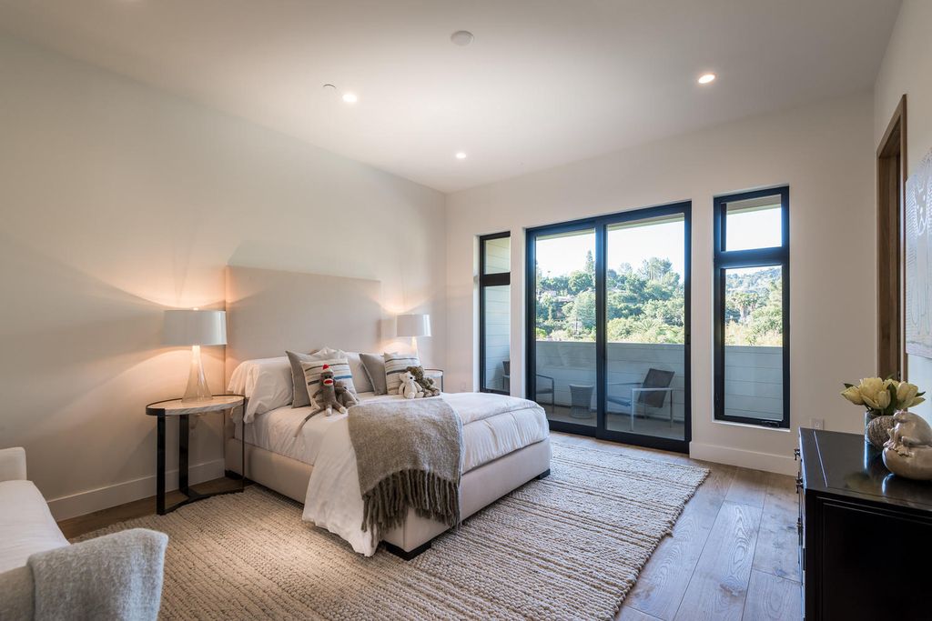 A Magnificent Luxury Home in Encino with Impeccable Design listed for 5900000 31