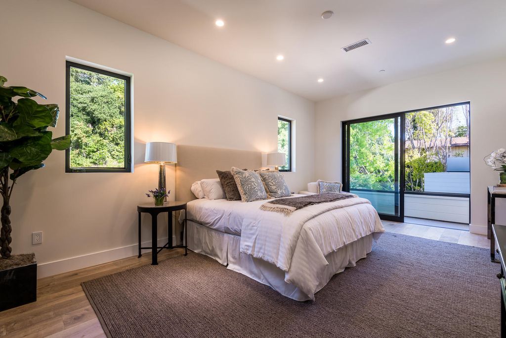 A Magnificent Luxury Home in Encino with Impeccable Design listed for 5900000 32