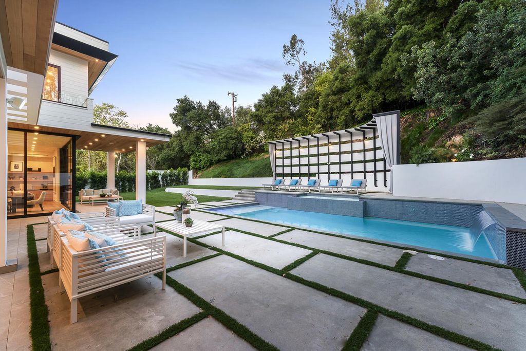 A Magnificent Luxury Home in Encino with Impeccable Design listed for 5900000 6