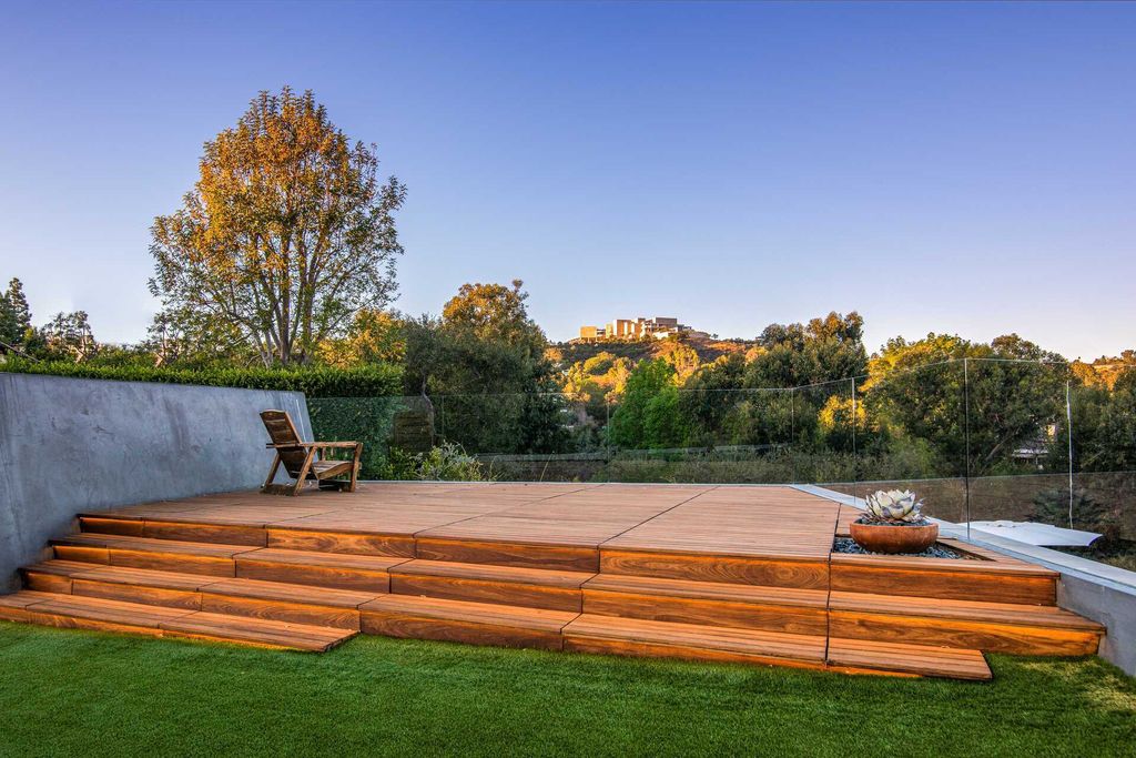 The Architectural Home in Brentwood is an ultra modern design to create comfortable and modern living spaces now available for sale. This home located at 314 N Barrington Ave, Los Angeles, California; offering 5 bedrooms and 9 bathrooms with over 8,000 square feet of living spaces.
