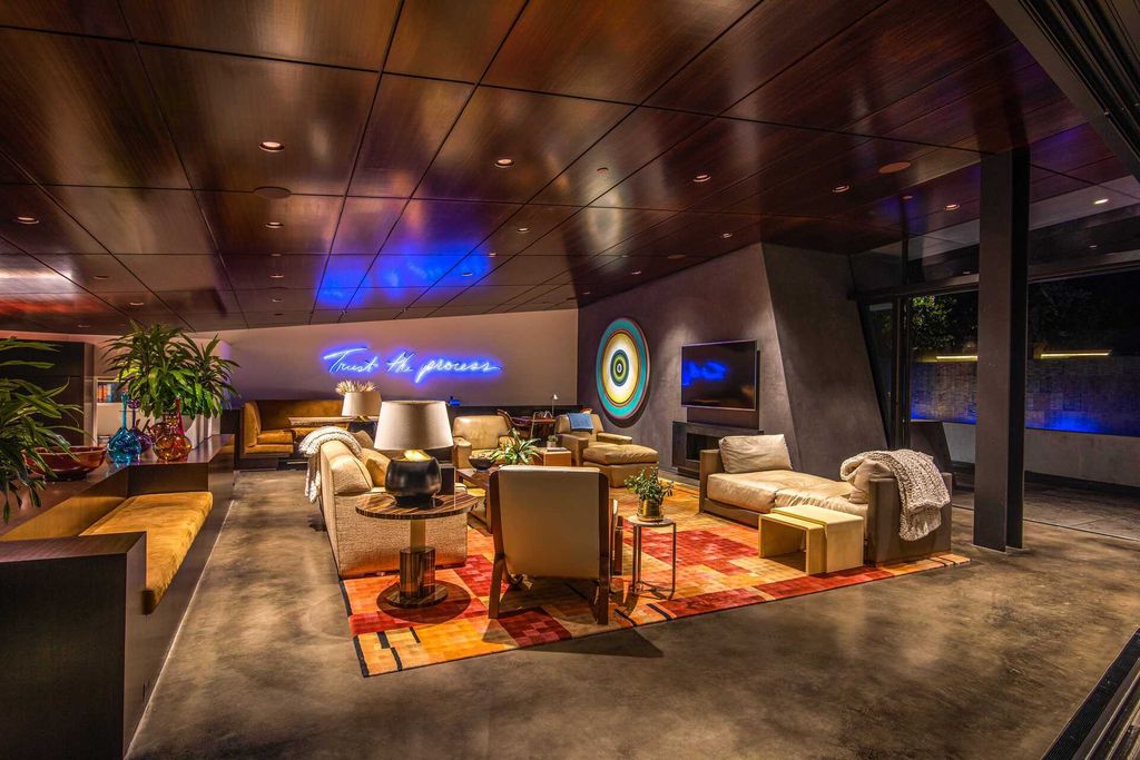The Architectural Home in Brentwood is an ultra modern design to create comfortable and modern living spaces now available for sale. This home located at 314 N Barrington Ave, Los Angeles, California; offering 5 bedrooms and 9 bathrooms with over 8,000 square feet of living spaces.