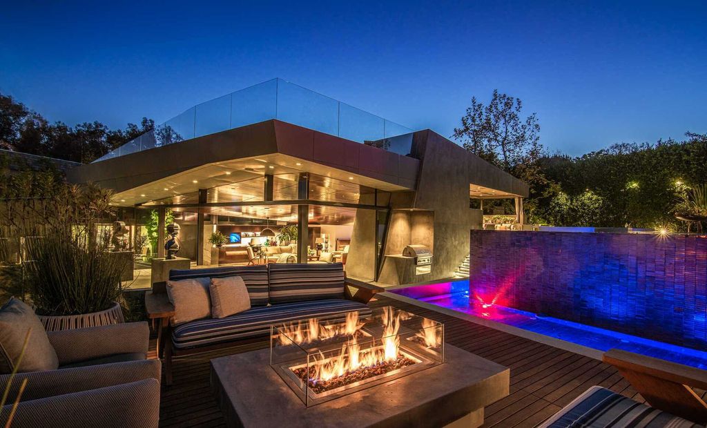The Architectural Home in Brentwood is an ultra modern design to create comfortable and modern living spaces now available for sale. This home located at 314 N Barrington Ave, Los Angeles, California; offering 5 bedrooms and 9 bathrooms with over 8,000 square feet of living spaces.