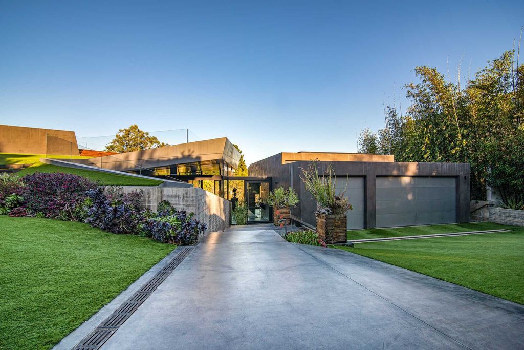 The Architectural Home in Brentwood is an ultra modern design to create comfortable and modern living spaces now available for sale. This home located at 314 N Barrington Ave, Los Angeles, California; offering 5 bedrooms and 9 bathrooms with over 8,000 square feet of living spaces.