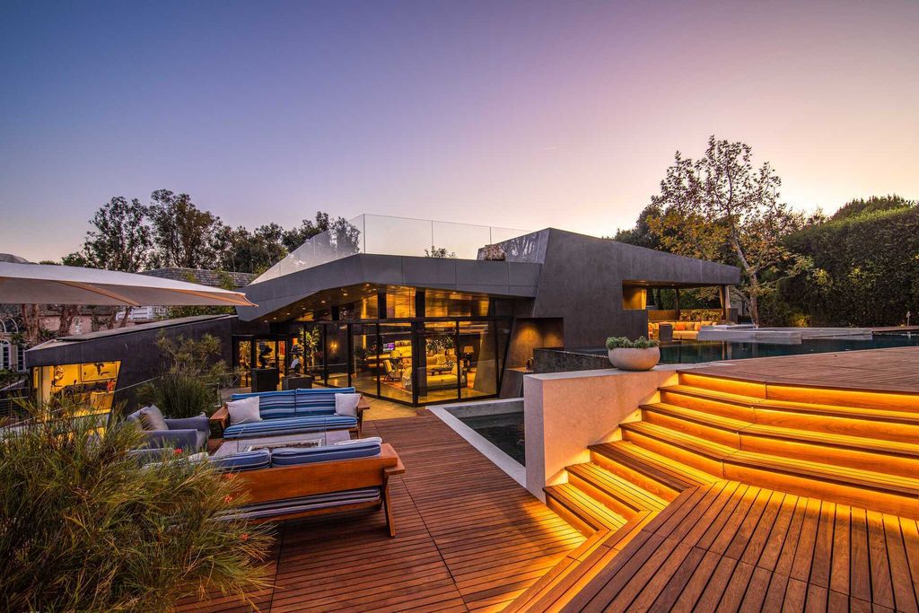 The Architectural Home in Brentwood is an ultra modern design to create comfortable and modern living spaces now available for sale. This home located at 314 N Barrington Ave, Los Angeles, California; offering 5 bedrooms and 9 bathrooms with over 8,000 square feet of living spaces.