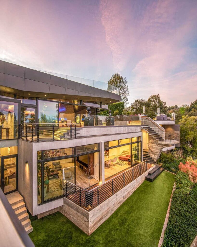 An Exquisitely Built Architectural Home in Los Angeles listed for 15900000 29