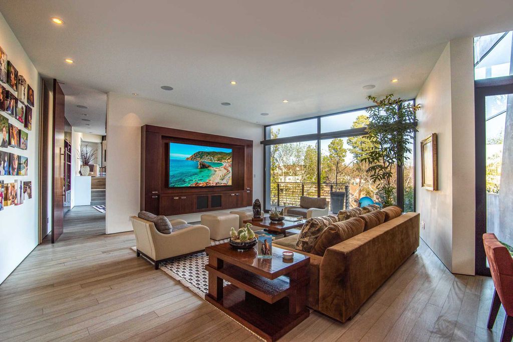 The Architectural Home in Brentwood is an ultra modern design to create comfortable and modern living spaces now available for sale. This home located at 314 N Barrington Ave, Los Angeles, California; offering 5 bedrooms and 9 bathrooms with over 8,000 square feet of living spaces.