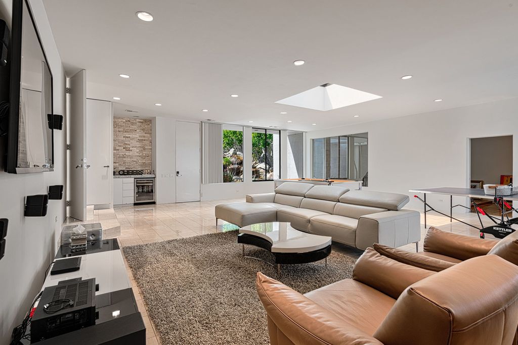 The Palm Springs Hills Modern Home is a iconic estate by John Walling and McCallum with incredible mountain and valley views now available for sale. This home located at 700 W Stevens Rd, Palm Springs, California; offering 6 bedrooms and 8 bathrooms with over 13,000 square feet of living spaces.