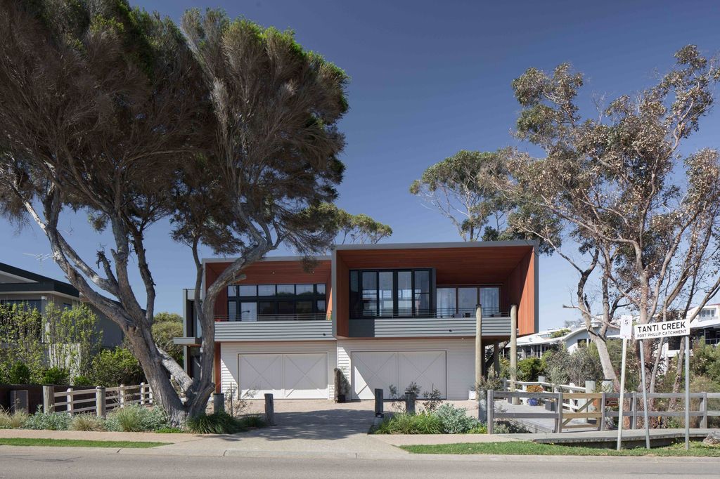 Beautiful Mornington Beach Houses in Melbourne by Habitech Systems