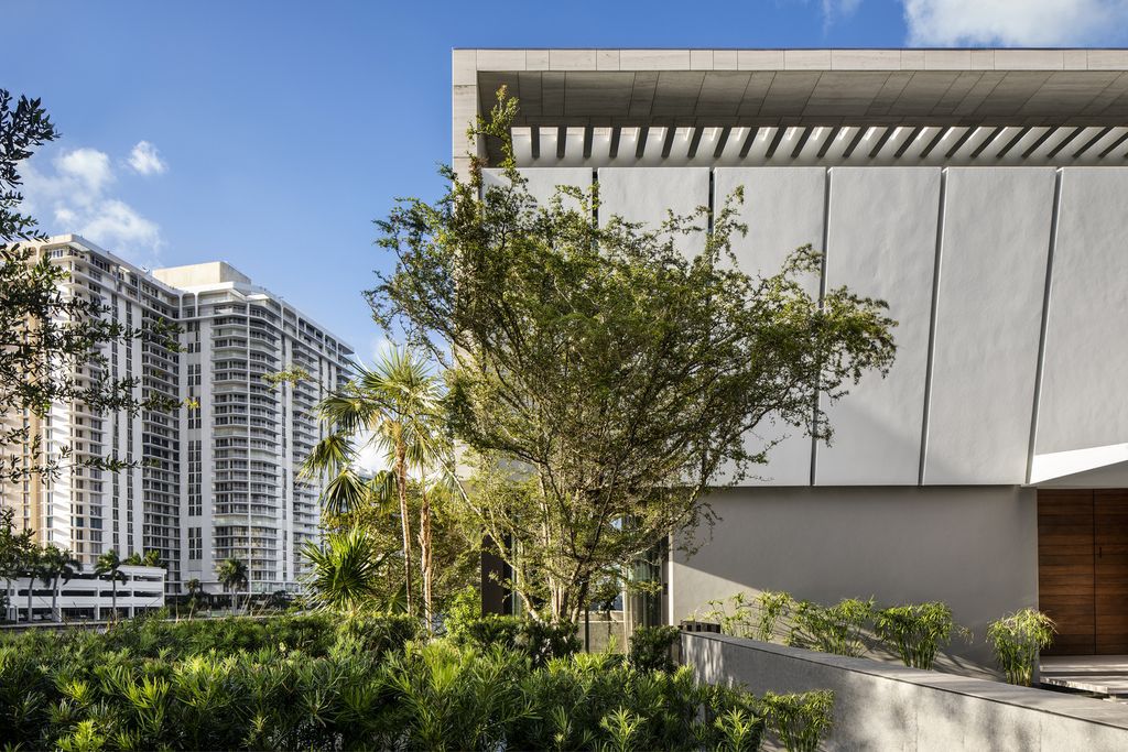 Context and Nature Inspire Terracina House in Miami Florida by SAOTA 5