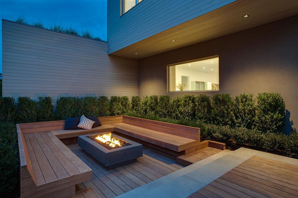 This Exclusive Unparalleled Mansion in Las Vegas Designed by Jason Thomas Architect of Southampton and executed by Sagaponack Builders. This villa has it all: value, location, super generous plot, picturesque setting, top-quality construction, cutting-edge equipment, functionality and elegance of interiors.