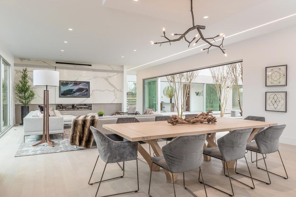 This Exclusive Unparalleled Mansion in Las Vegas Designed by Jason Thomas Architect of Southampton and executed by Sagaponack Builders. This villa has it all: value, location, super generous plot, picturesque setting, top-quality construction, cutting-edge equipment, functionality and elegance of interiors.