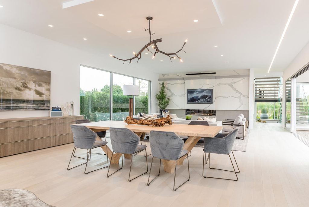 This Exclusive Unparalleled Mansion in Las Vegas Designed by Jason Thomas Architect of Southampton and executed by Sagaponack Builders. This villa has it all: value, location, super generous plot, picturesque setting, top-quality construction, cutting-edge equipment, functionality and elegance of interiors.