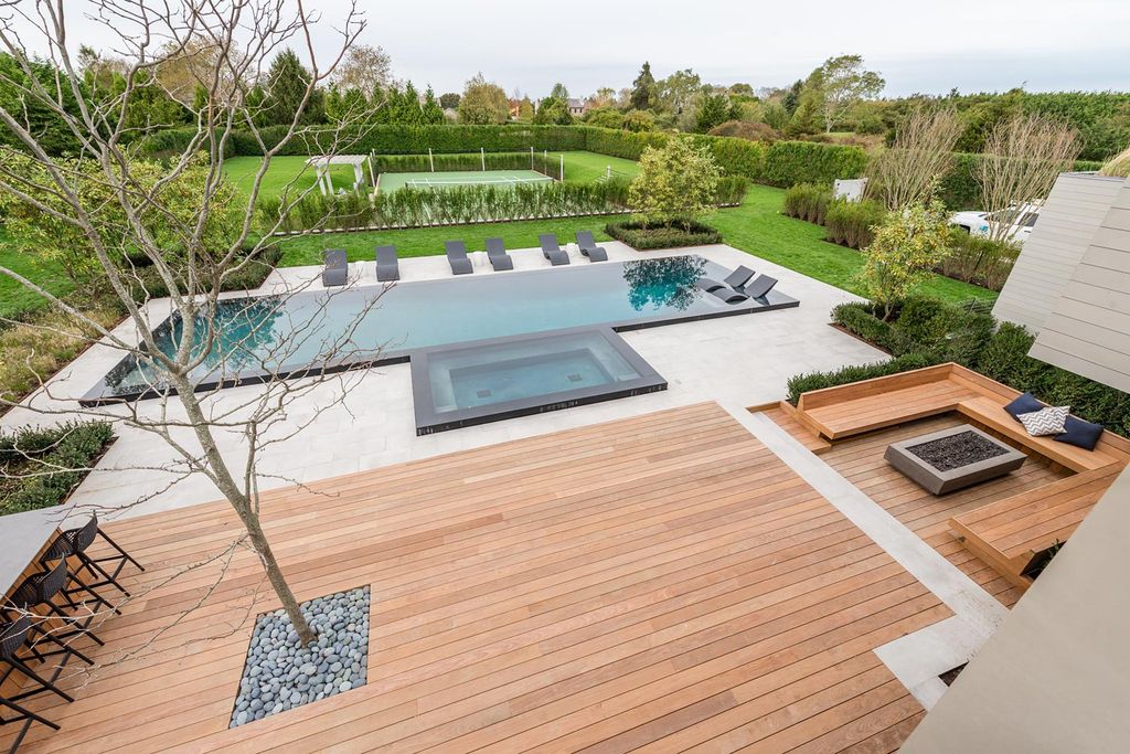 This Exclusive Unparalleled Mansion in Las Vegas Designed by Jason Thomas Architect of Southampton and executed by Sagaponack Builders. This villa has it all: value, location, super generous plot, picturesque setting, top-quality construction, cutting-edge equipment, functionality and elegance of interiors.