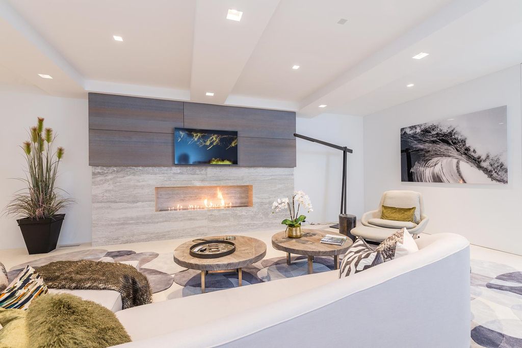 This Exclusive Unparalleled Mansion in Las Vegas Designed by Jason Thomas Architect of Southampton and executed by Sagaponack Builders. This villa has it all: value, location, super generous plot, picturesque setting, top-quality construction, cutting-edge equipment, functionality and elegance of interiors.