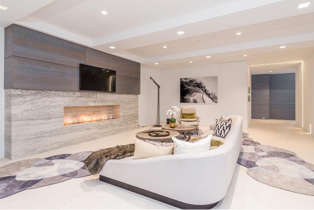 This Exclusive Unparalleled Mansion in Las Vegas Designed by Jason Thomas Architect of Southampton and executed by Sagaponack Builders. This villa has it all: value, location, super generous plot, picturesque setting, top-quality construction, cutting-edge equipment, functionality and elegance of interiors.